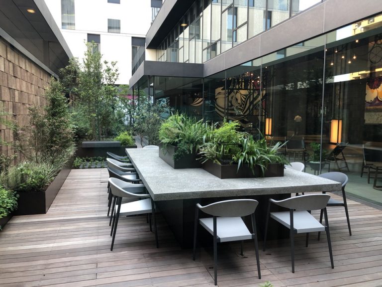 正面エントランスから入ってガラス越しに中庭