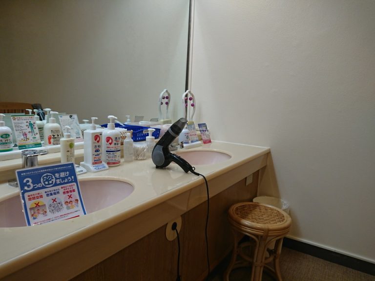 脱衣所の洗面台も3密対策がしてあります