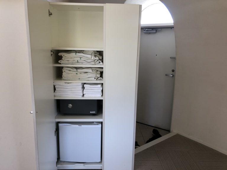 クローゼット 室内着とセーフティーボックスと冷蔵庫が収納されています(1)