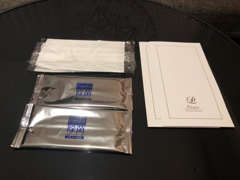 テーブルの上 にマスクと除菌シート