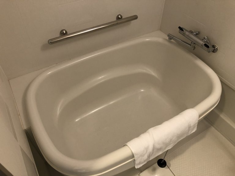 バスタブ 足を伸ばして入るのは無理です