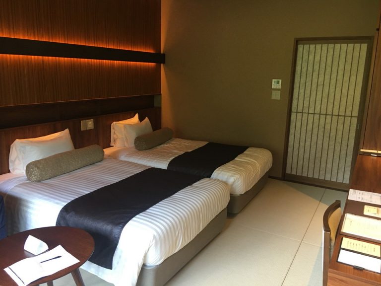 客室全体 入口方向