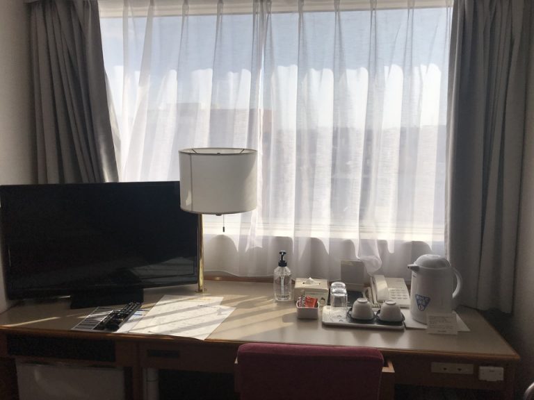 机と窓
