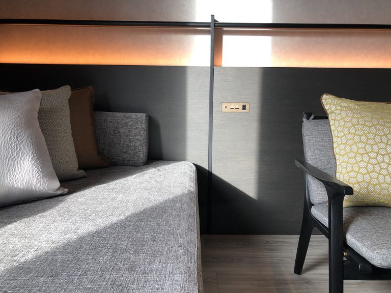 ソファ コンセント 間接照明