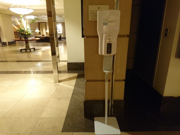 2階エントランスから来た人用のロビーのアルコール消毒