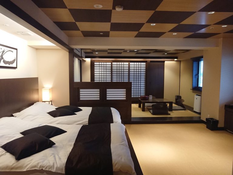 客室全体(入口方向から)