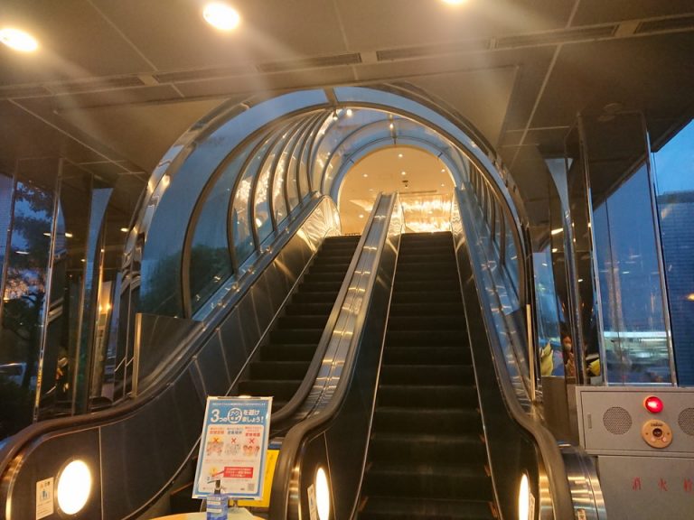エントランス内観_エスカレーターでロビー階へ