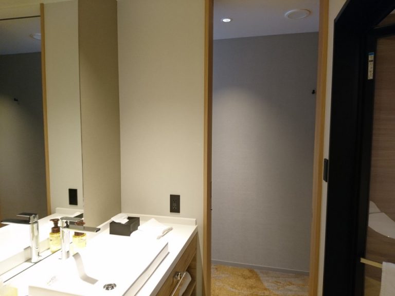 バスルーム内から入口