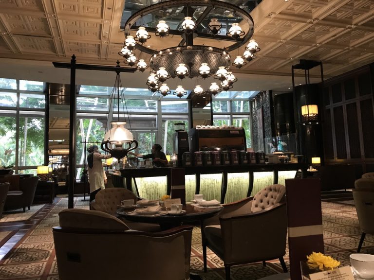 レストランLounge on The Park。名前通り、KLCC公園に面しており、外の緑の木々の明るさと、ホテルの重厚な内装のコントラストが美しいラウンジです。こちらのレストランでは、午後はアフタヌーンティーも楽しめます。