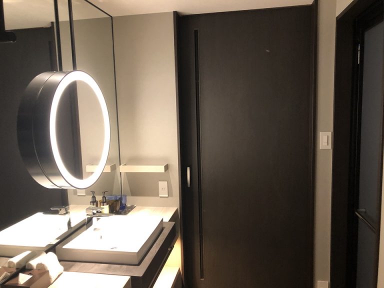 入口ドアから部屋の扉閉めて部屋方向