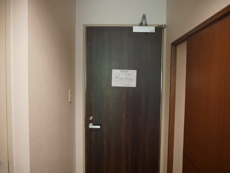 客室内から見た扉