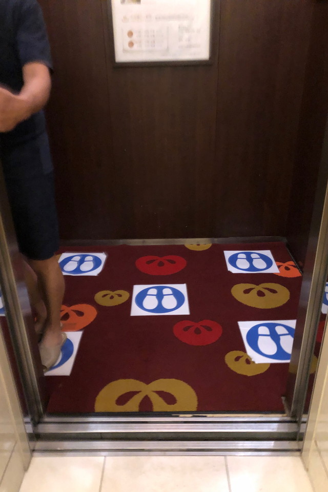 エレベーターの中