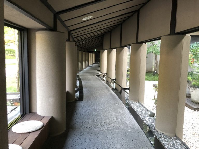 入口から宿泊棟への通路1