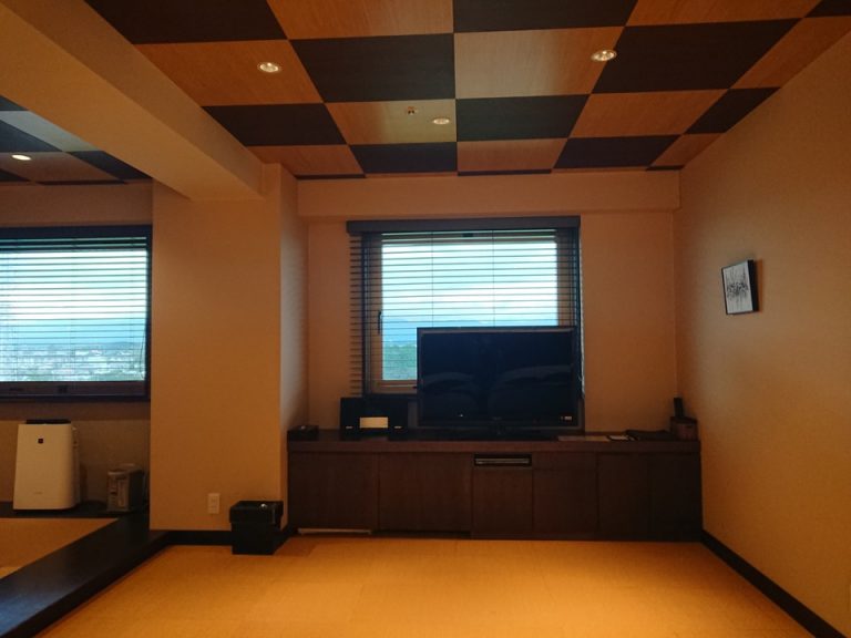 ベッド方向からテレビ