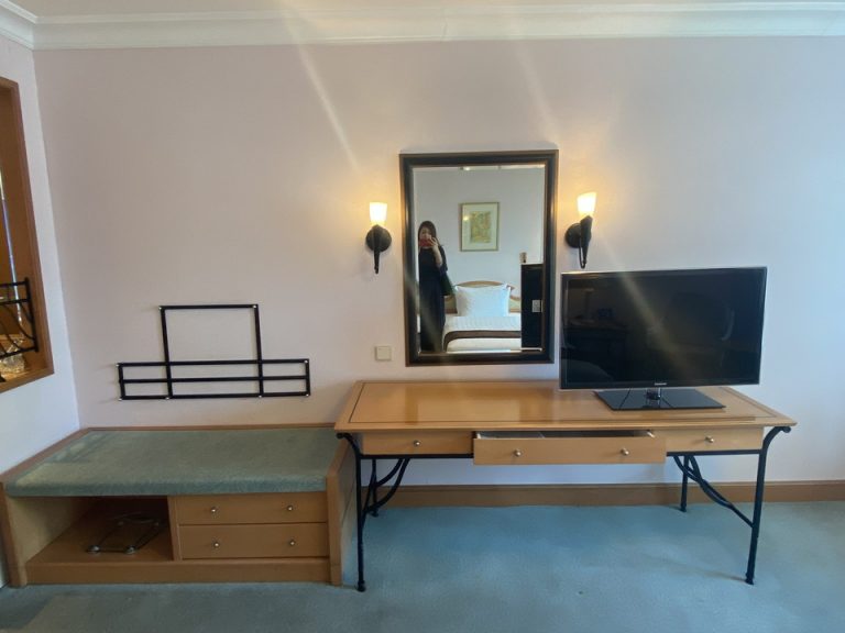 ベッド方向からテレビ