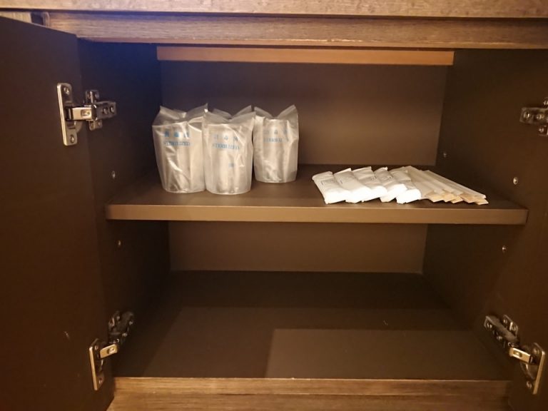 テレビ下の収納にはグラス・おしぼり・お箸が用意されていました