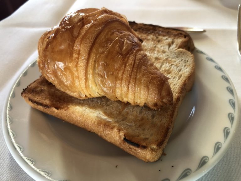 クロワッサンとライ麦パン