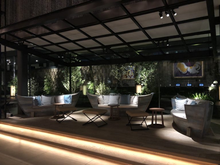 フロント・ロビー(7)