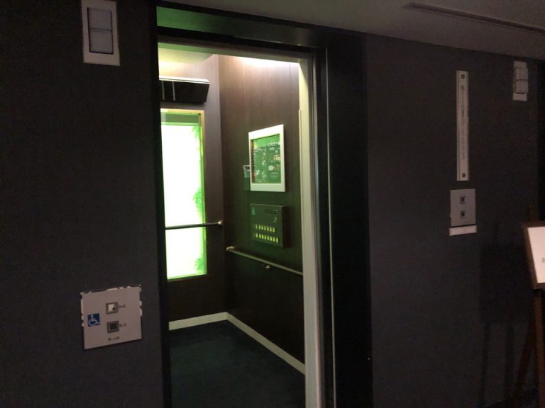 エレベーター内
