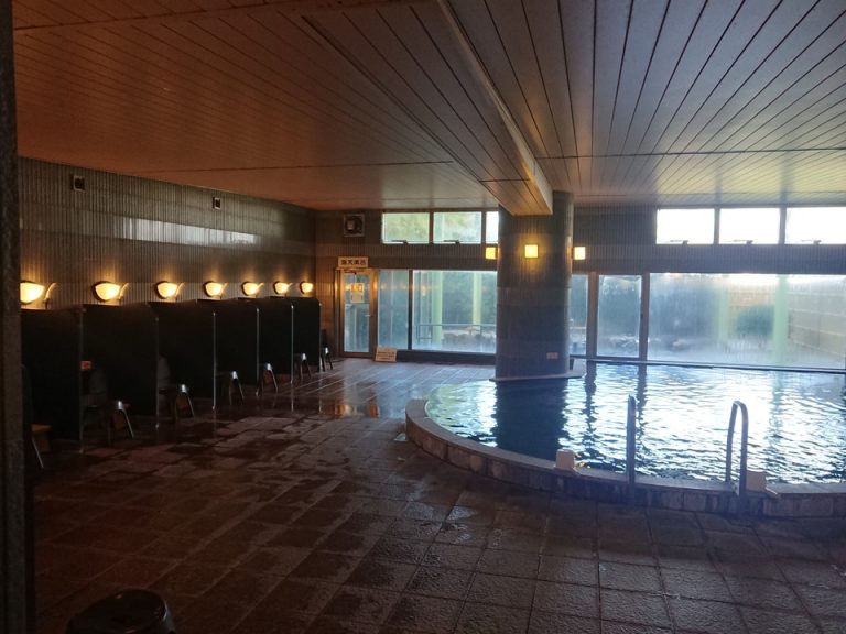 大浴場_洗い場は1人ずつ区切られています