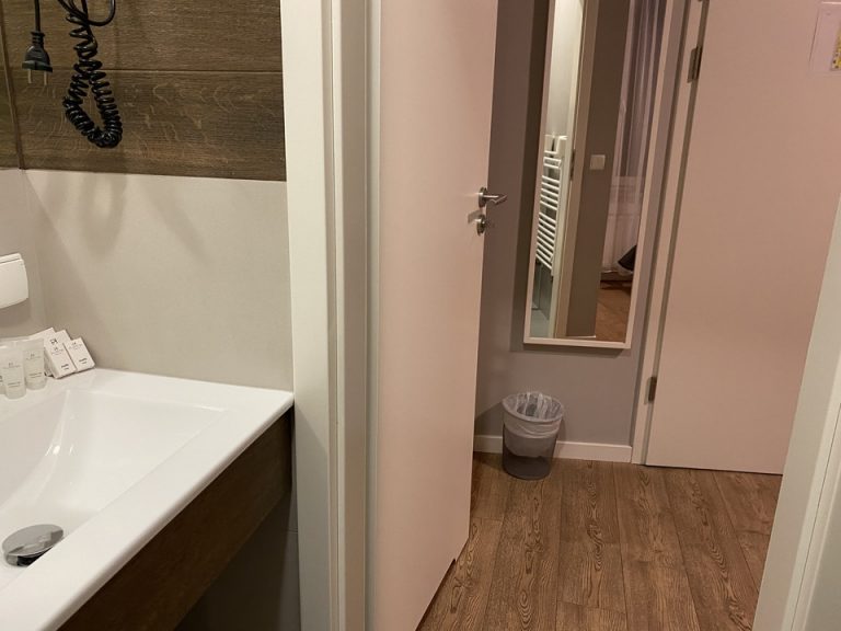 バスルーム内から入口2