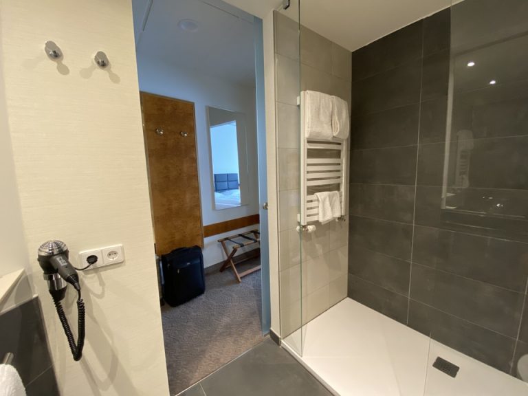 バスルーム内から入口2