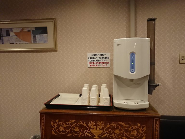 脱衣所に入る手前のスペースに飲料水が用意されています