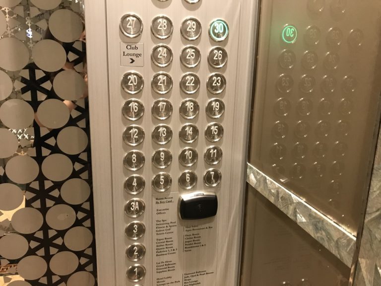 エレベーター回数ボタンです。宿泊階には、カードキーを使って行き先を押すので安全です