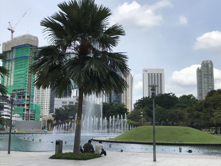 ホテル横は噴水ショーが有名なKLCC公園です。朝の涼しい時間帯なら、お散歩も良いと思います。
