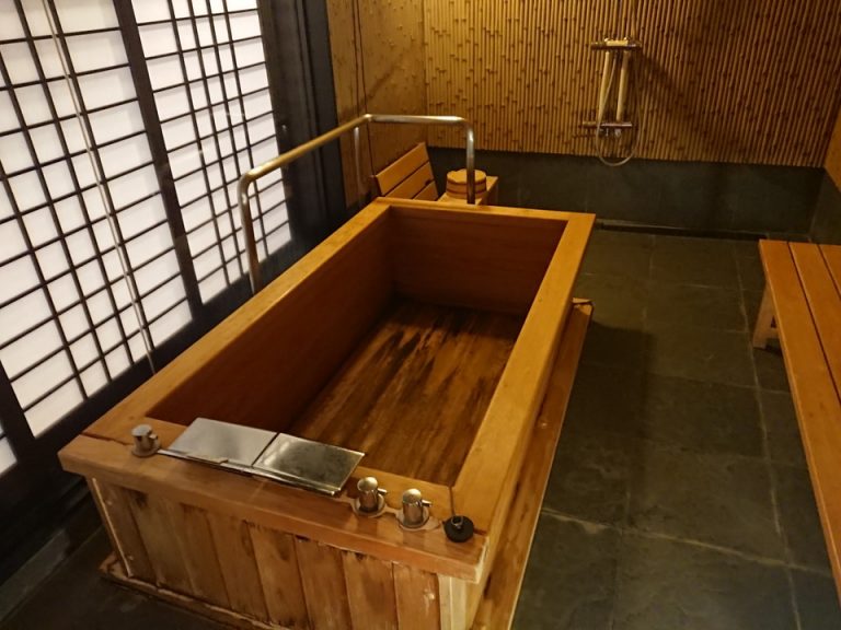 バスタブ_温泉が出るので好みの温度に調節して入ることができます