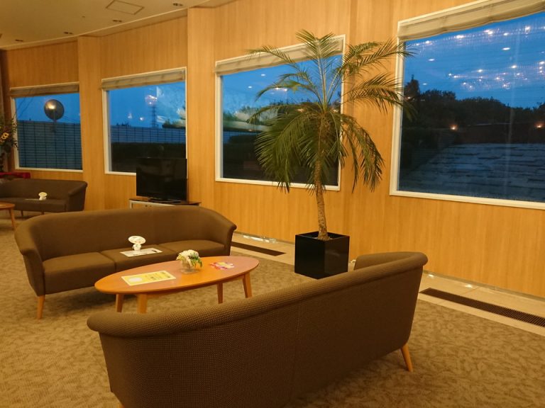 ロビーのソファは真ん中の席にタオルアートが置かれ3密対策されていました