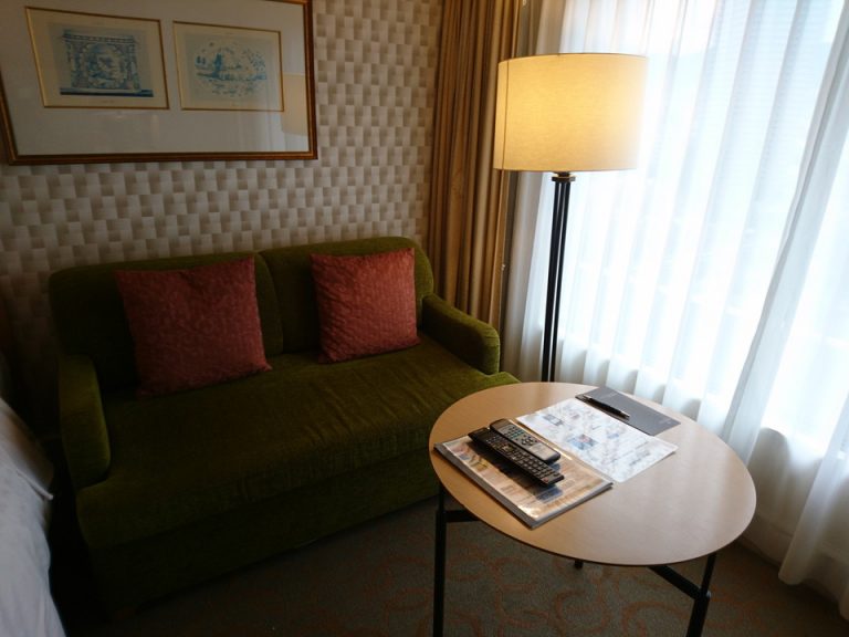 デスクとソファー