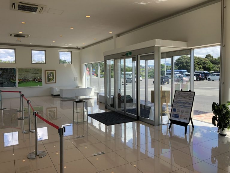 ガラス貼りでとても開放感があります。(5)