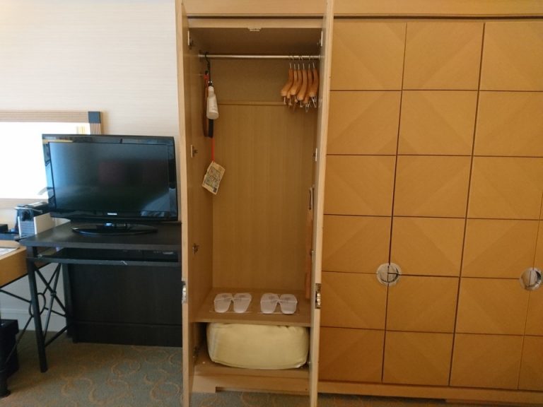 左にクローゼット