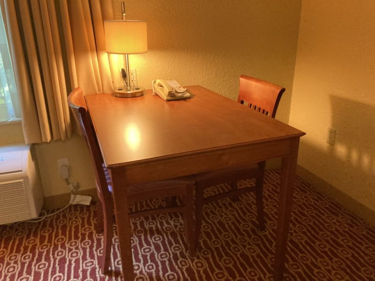 客室内テーブル2