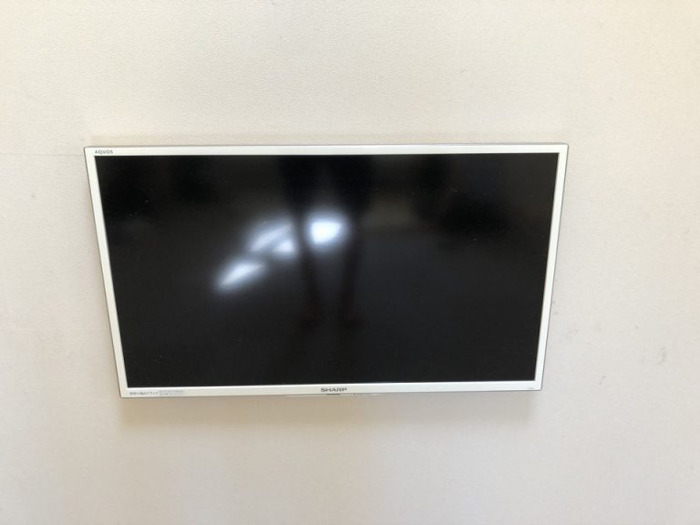 テレビ 壁掛けタイプなので部屋がスッキリ