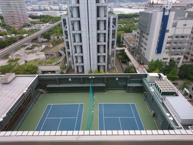 5階屋外テニスコートと左に屋内プール