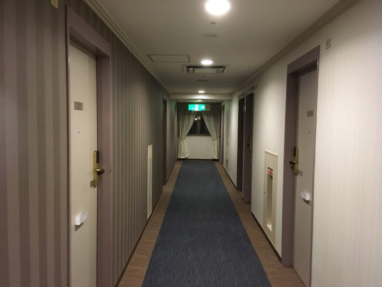 部屋の扉から見た廊下1