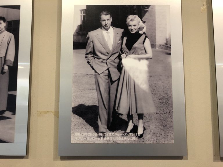 川奈のあゆみ B1F 廊下にて マリリン・モンローとジョー・ディマジオ