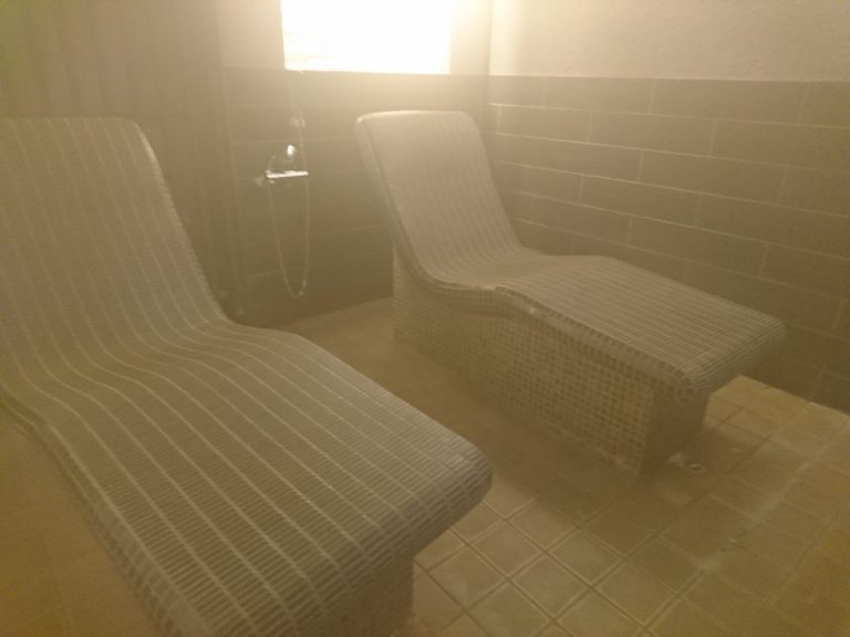 岩盤浴のホットカウチ