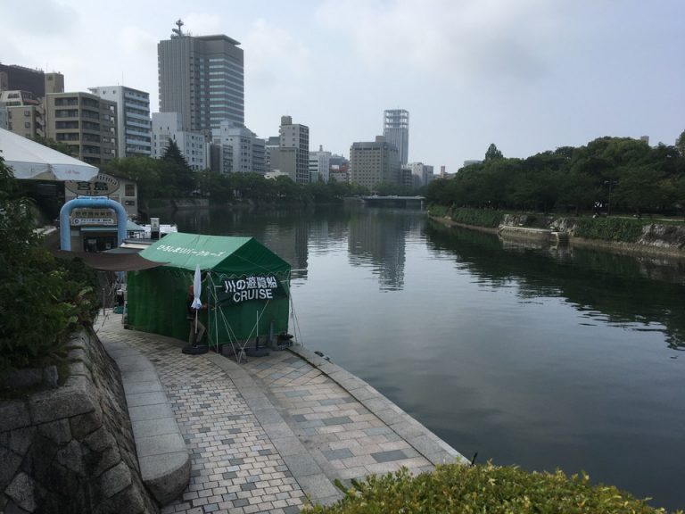 ホテル前の川沿い1
