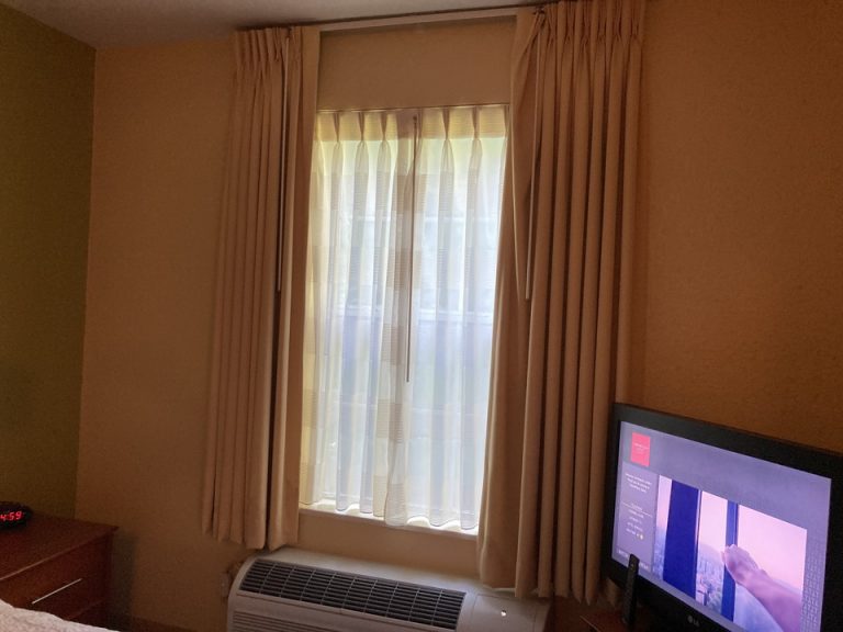 ベッドルーム内窓