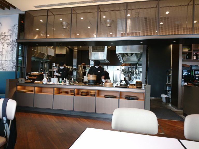 「HALOW」オープンキッチン