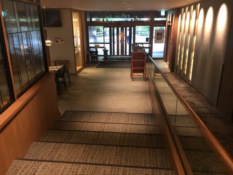 エントランス内観