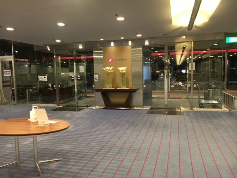 エントランス内観