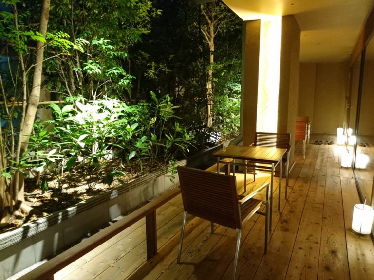 湯上り処の外のテラス席