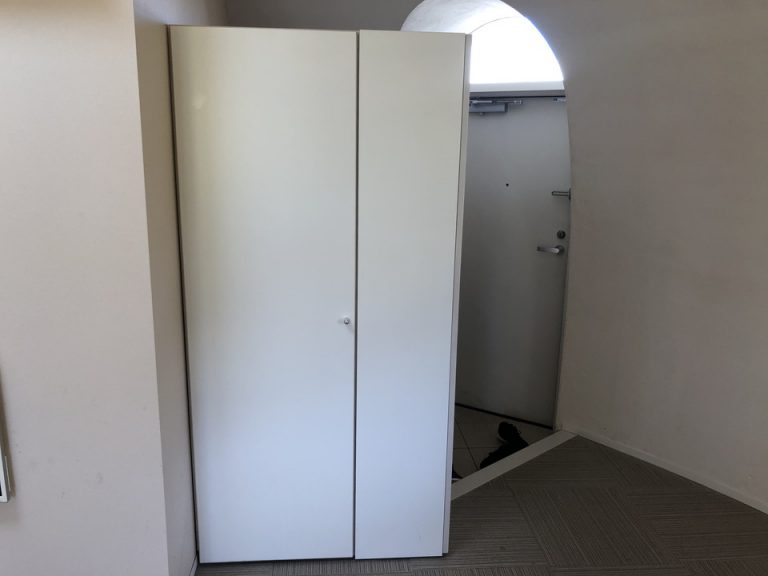 クローゼット 室内着とセーフティーボックスと冷蔵庫が収納されています