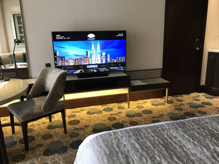 ベットに寝ると正面にTVがあります。 日本語放送はNHKワールドのみですが、他、FOX MOVIEやCNNなど35チャンネルほど観れます