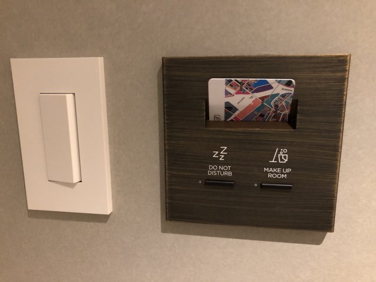 入り口近くのスイッチ