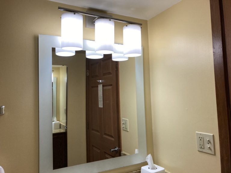 バスルーム内シンク上鏡